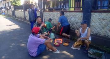 Babinsa Himbau Warga Jaga Kamtibmas dan Kebersihan Lingkungan